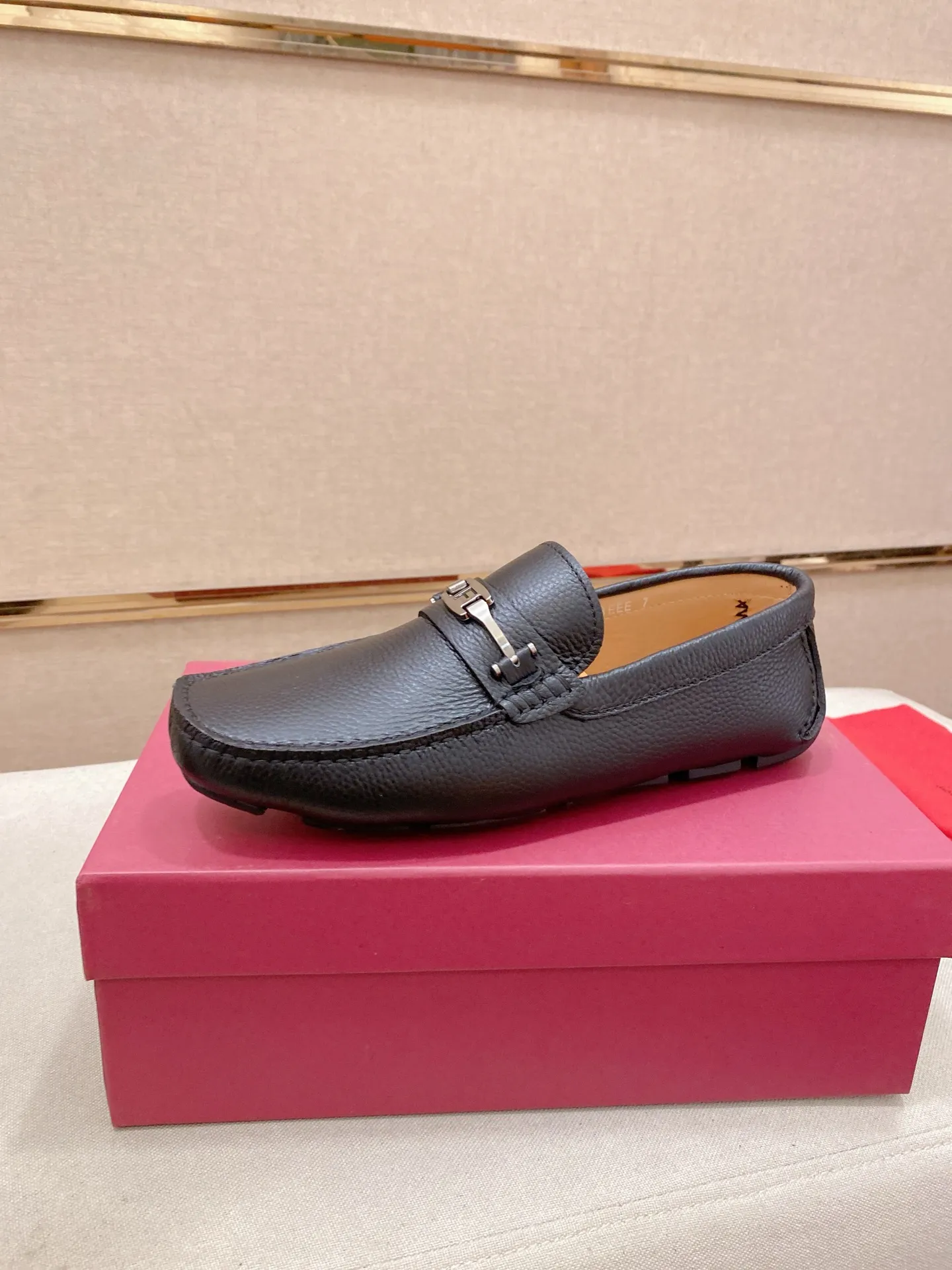 Factory price: 540💰High-end quality! Ferragamo🆕🆕Exclusive hot-selling products in stock🔥🔥New products on the shelves, high-quality Ferragamo men's pea shoes, high-end casual driving shoes, with complete packaging! 💪 💪 Material: imported first-layer cowhide 🐂 + imported high-quality water-dyed cowhide lining + wear-resistant outsole 👍🏻👍🏻 Features: high-end and comfortable, purely handmade 🚀 🚀 Create the perfect shoe that suits you best 🔥 🔥 Size: (38-44) 45 standard size can be customized!